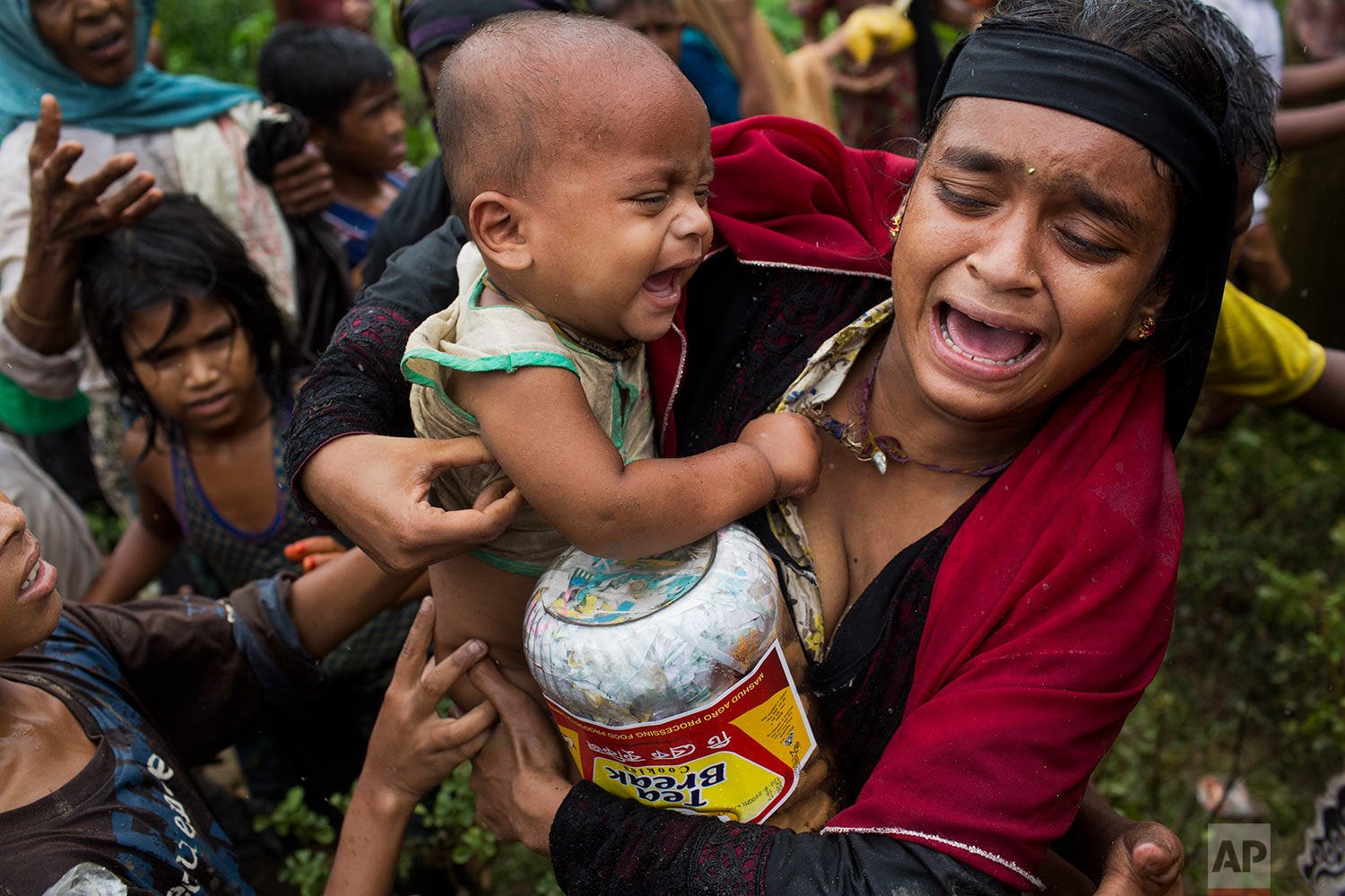  A Rohingya woman breaks down after a fight erupted during food distribution by local volunteers at Kutupalong, Bangladesh, Friday, Sept. 8, 2017. (AP Photo/Bernat Armangue) 