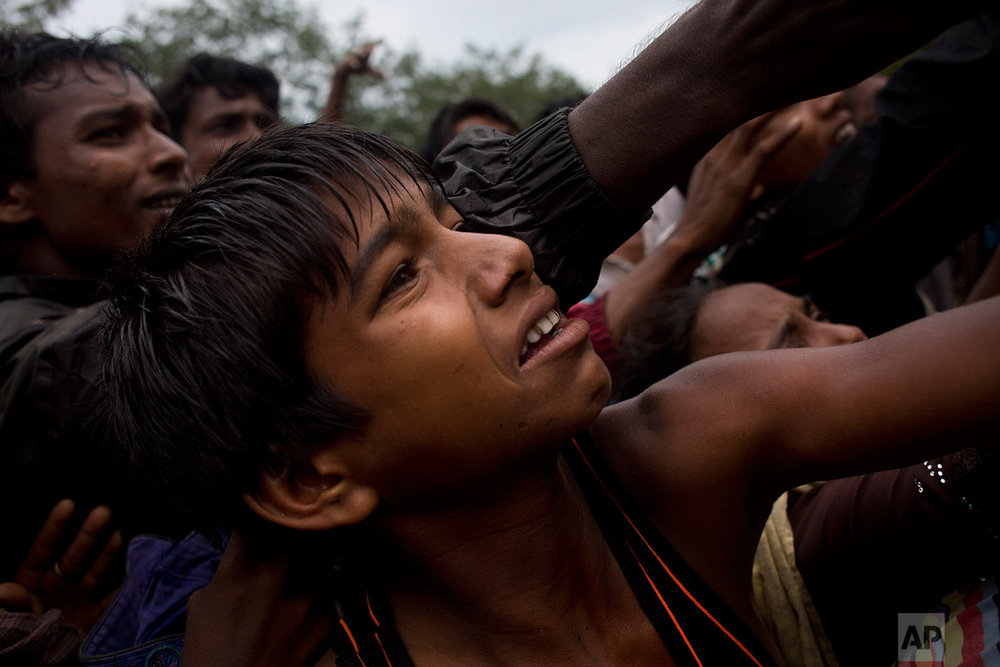  Rohingya scuffle to get clothes from local volunteers Kutupalong, Bangladesh, Friday, Sept. 8, 2017. (AP Photo/Bernat Armangue) 