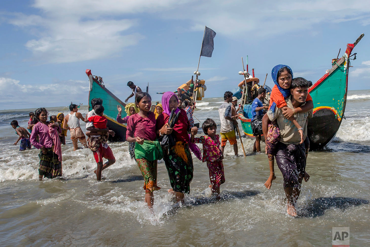  Rohingya Muslims walk to the shore after arriving on a boat from Myanmar to Bangladesh in Shah Porir Dwip, Bangladesh, Thursday, Sept. 14, 2017. Nearly three weeks into a mass exodus of Rohingya fleeing violence in Myanmar, thousands were still floo