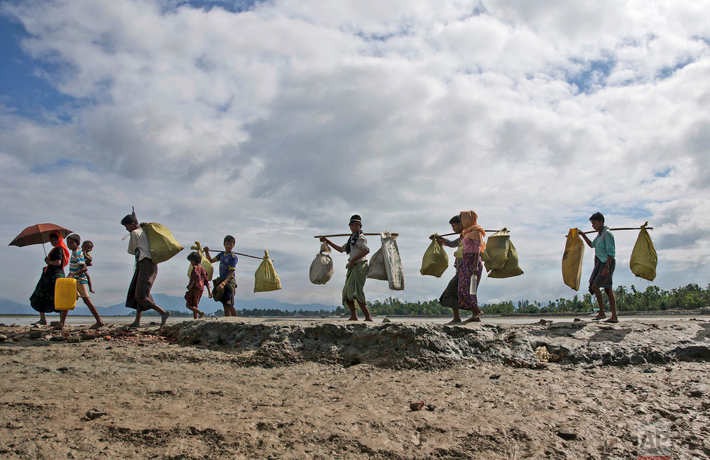  Rohingya Muslims, who crossed over from Myanmar into Bangladesh, walk towards a refugee camp in Shah Porir Dwip, Bangladesh, Thursday, Sept. 14, 2017. Nearly three weeks into a mass exodus of Rohingya fleeing violence in Myanmar, thousands were stil