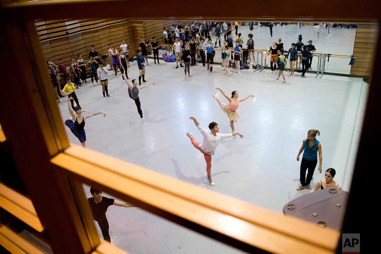  In this Friday, Sept. 15, 2017 photo, dancers take a class with Spain's ballet master Africa Guzman, second from right, in Montevideo, Uruguay. (AP Photo/Matilde Campodonico) 