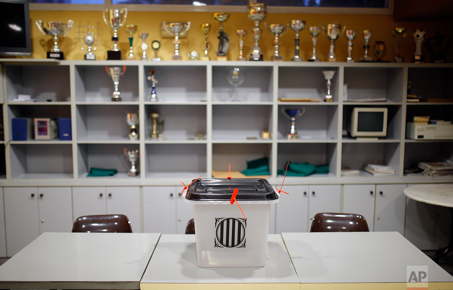  A ballot box sits on a table at a sports center assigned to be a polling station by the Catalan government and where Catalan President Carles Puigdemont is expected to vote, in Sant Julia de Ramis, near Girona, Spain, Sunday, Oct. 1, 2017. Catalan p