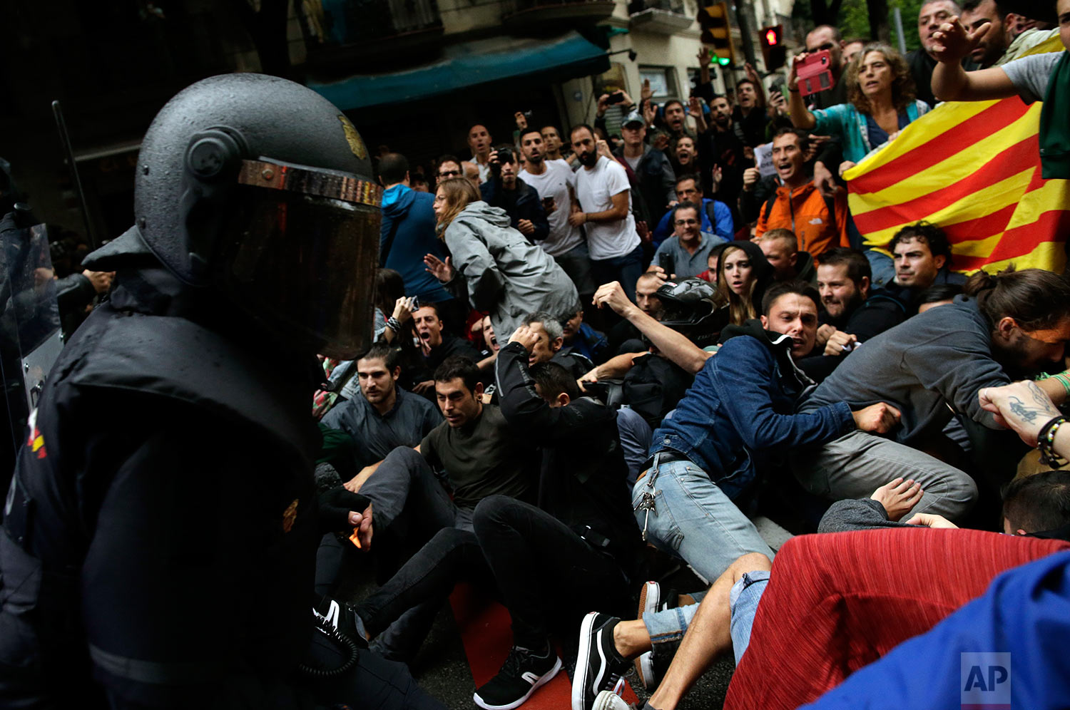  Spanish National Police clashes with pro-referendum supporters in Barcelona Sunday, Oct. 1 2017. Catalonia's planned referendum on secession is due to be held Sunday by the pro-independence Catalan government but Spain's government calls the vote il