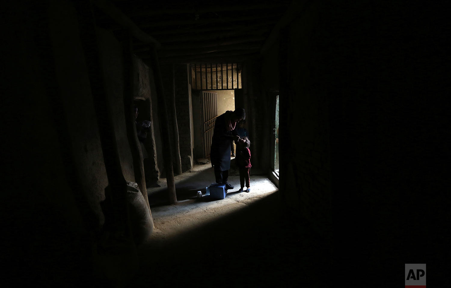 An Afghan health worker gives a vaccination to a child during a polio campaign in the old part of Kabul, Afghanistan, Tuesday, Sept.. 26, 2017. (AP Photo/Rahmat Gul)