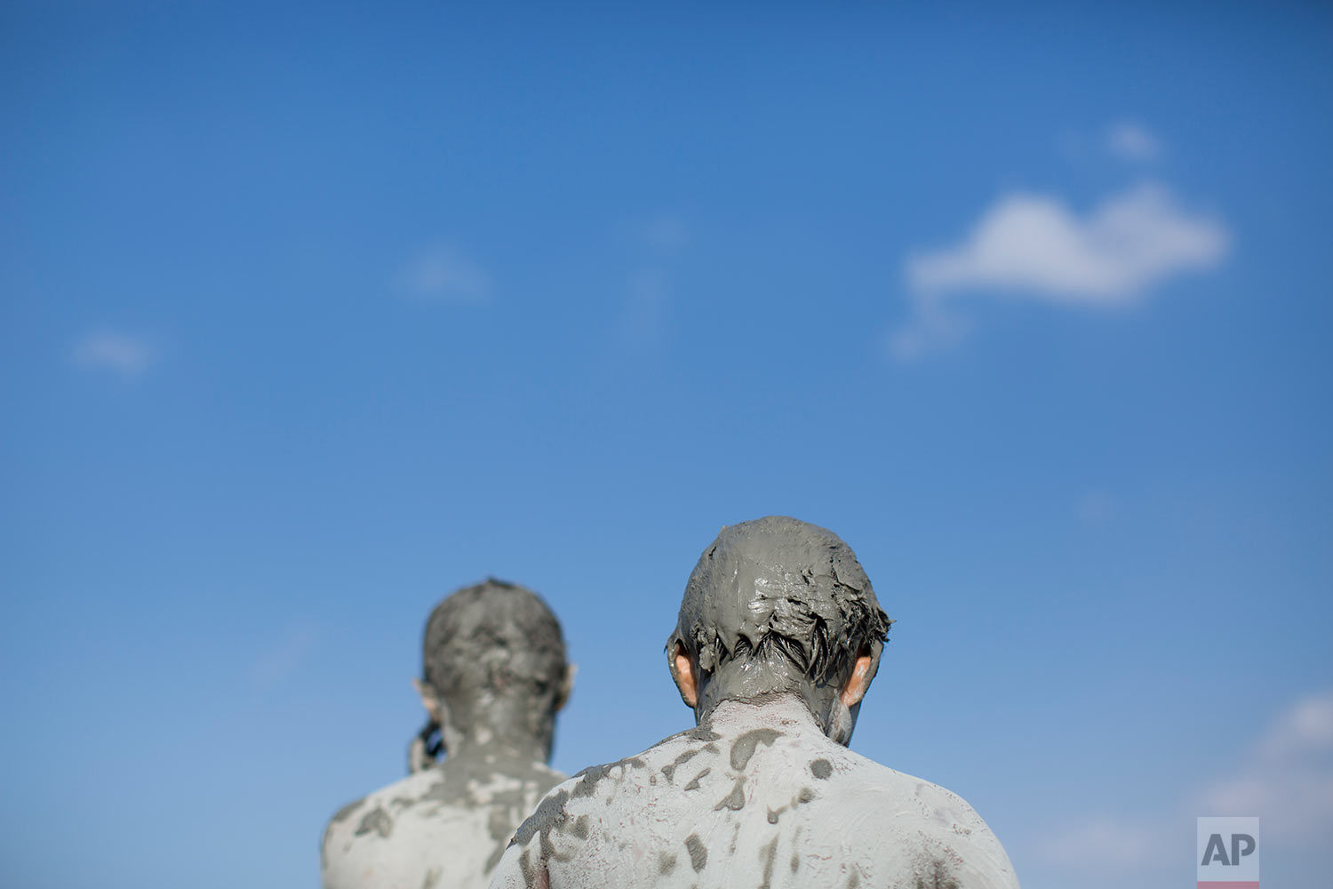  Two Israeli youth covered with mud during the annual Sea of Galilee swim, the oldest and largest popular swimming event, near Tiberias, northern Israel, Saturday, Sept. 16, 2017.(AP Photo/Oded Balilty) 