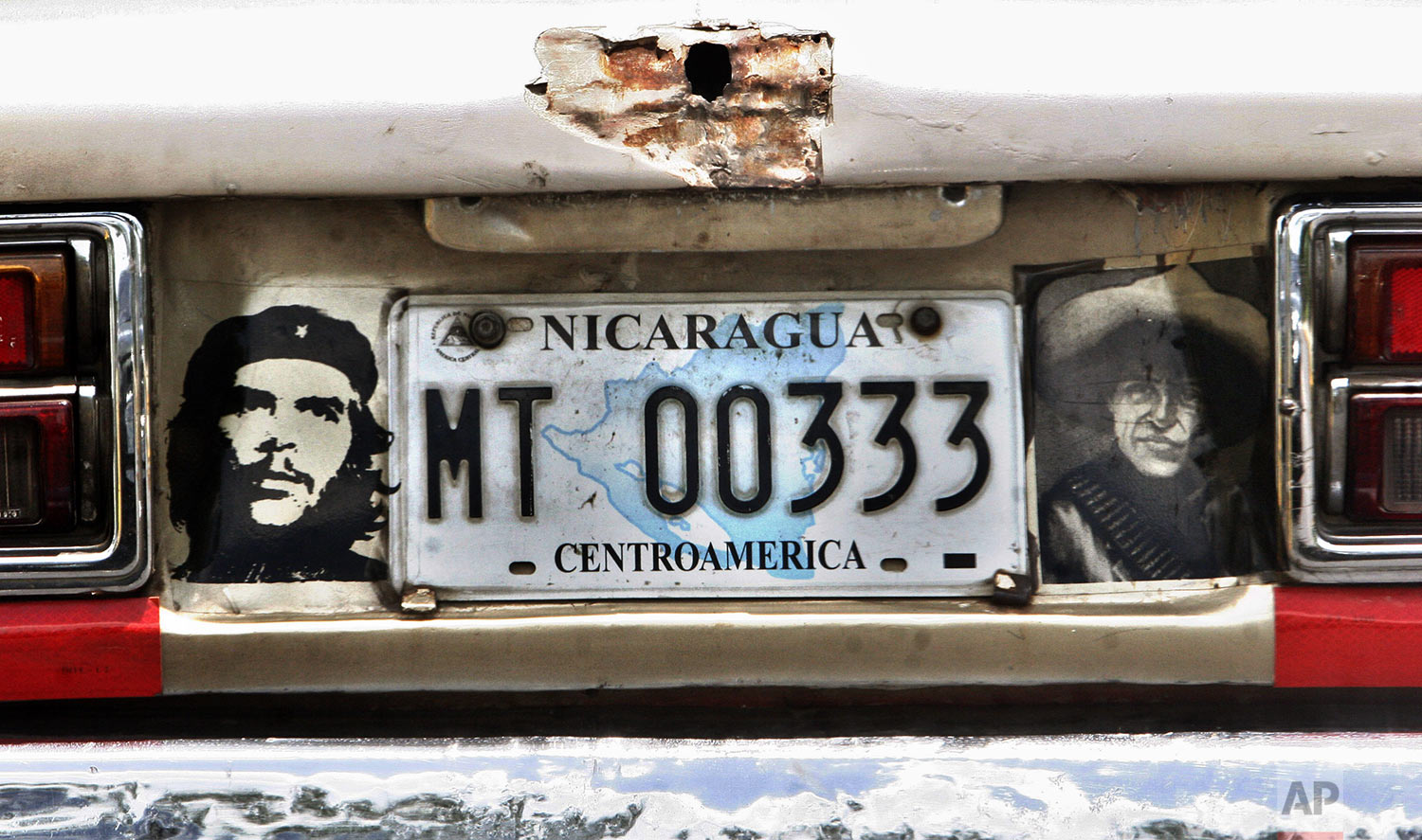  A car decorated with images of Argentinian revolutionary leader Ernesto "Che" Guevara, left, and Nicaragua's national hero Augusto C. Sandino, right, is seen in Managua, Tuesday, June 26, 2007. (AP Photo/Esteban Felix) 