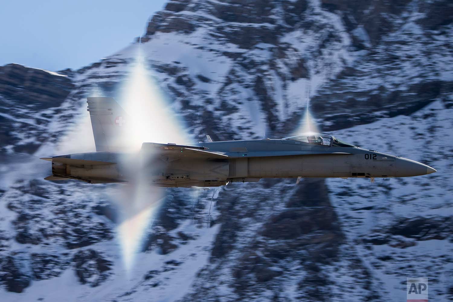  A Swiss Air Force F/A-18 Hornet fighter jet performs a high-speed flyby breaking the sonic barrier as pilots demonstrate their skills in the Swiss Alps above Axalp Ebenfluh on Tuesday, Oct. 10, 2017.(Christian Merz/Keystone via AP) 
