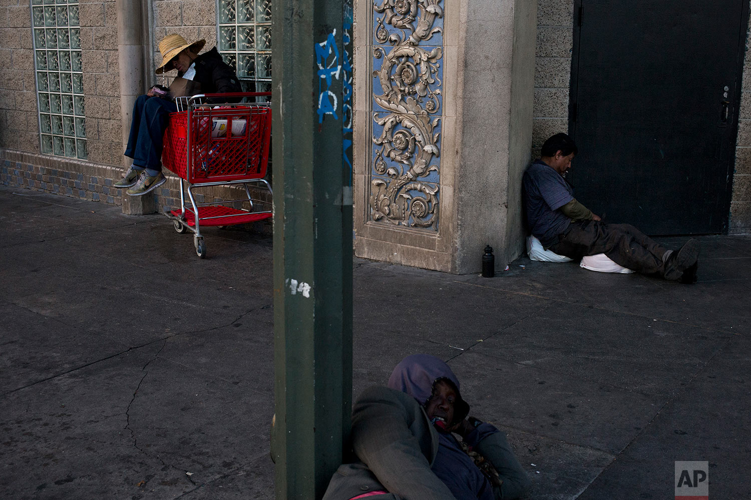 Как жить на улице человеку. Район скид Роу Лос-Анджелес. Skid Row район Лос-Анджелеса. Даунтаун Лос Анджелес бомжи.