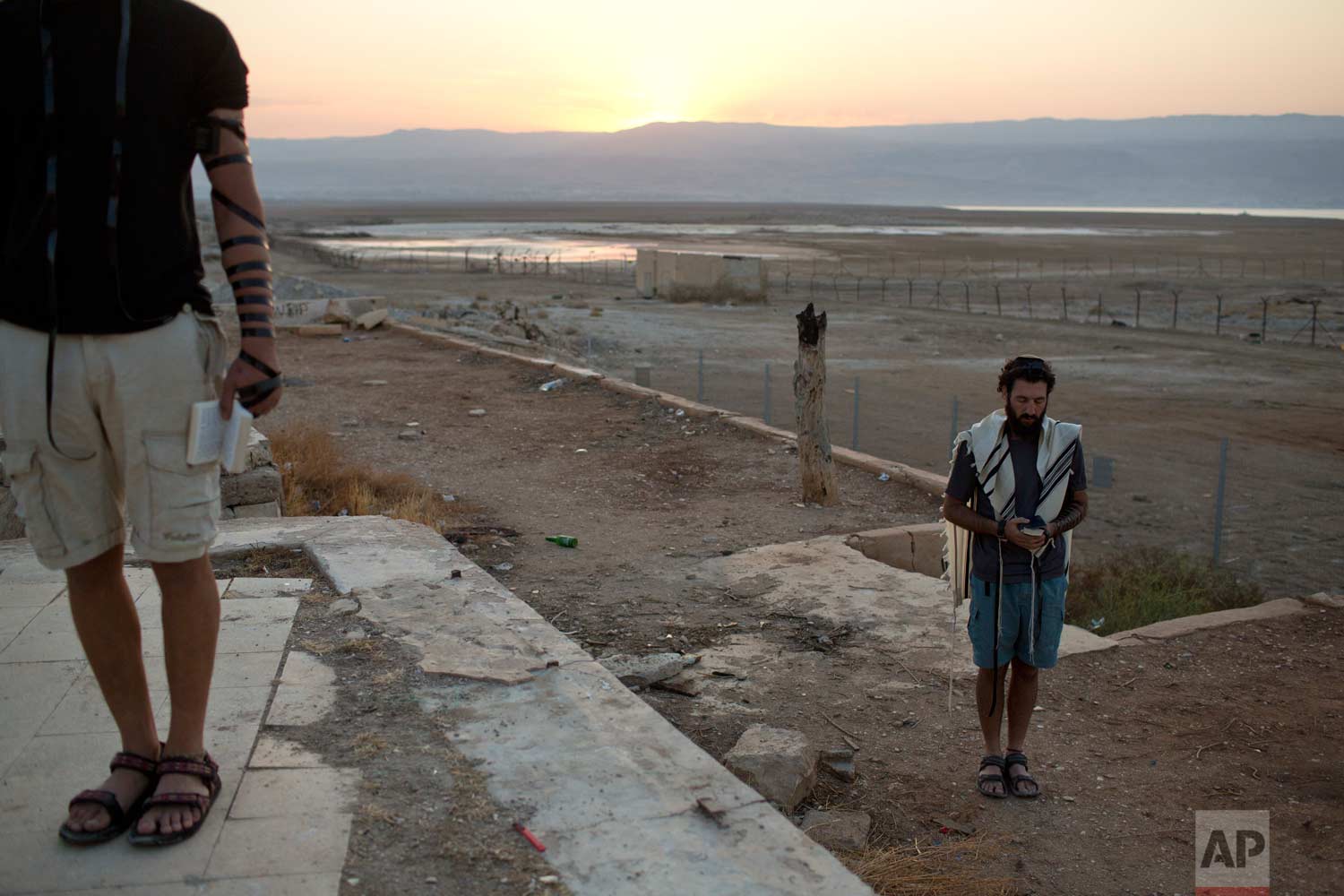  In this Oct. 17, 2017 photo, Israelis recite morning prayers in an abandoned restaurant overlooking the Dead Sea near Kibbutz Kalya. (AP Photo/Oded Balilty) 