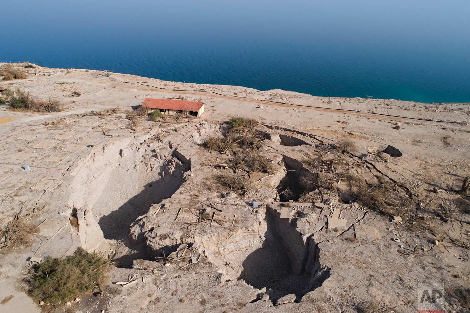  In this Nov. 28, 2017 photo, an aerial view shows sinkholes in the abandoned tourist resort of Ein Gedi on the Dead Sea shore. (AP Photo/Oded Balilty) 