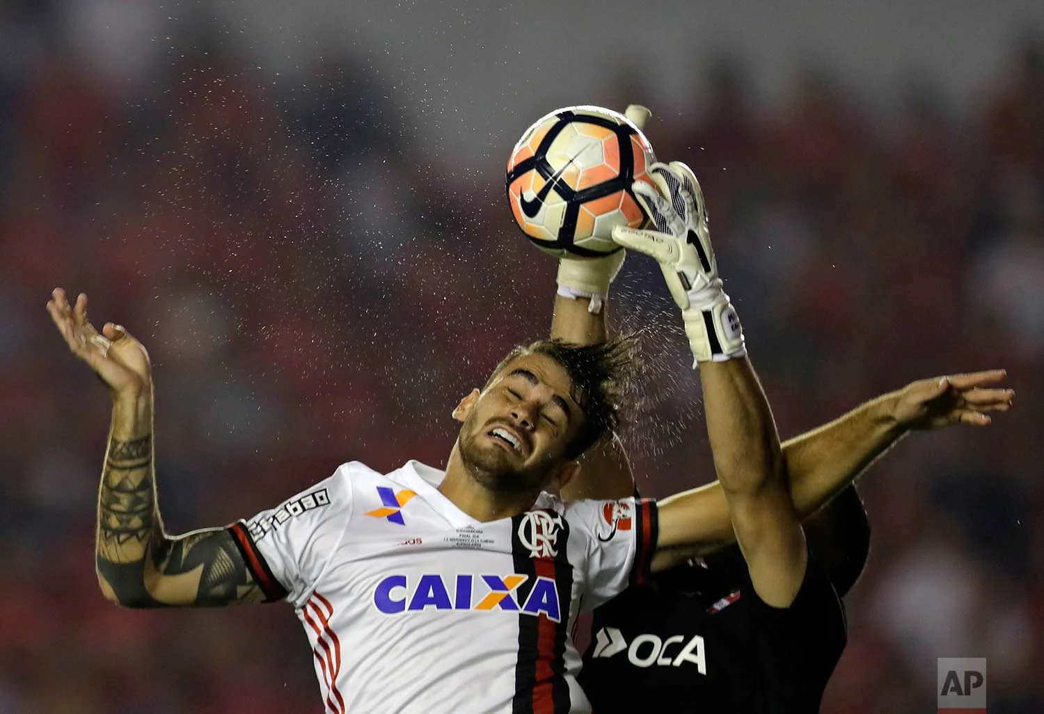 Argentina's Independiente goalkeeper Martin Campana, right, fights for the ball with Brazil's Flamengo Felipe Vizeu during a Copa Sudamericana first leg final soccer match in Buenos Aires, Argentina, Wednesday, Dec. 6, 2017. (AP Photo/Natacha Pisarenko)