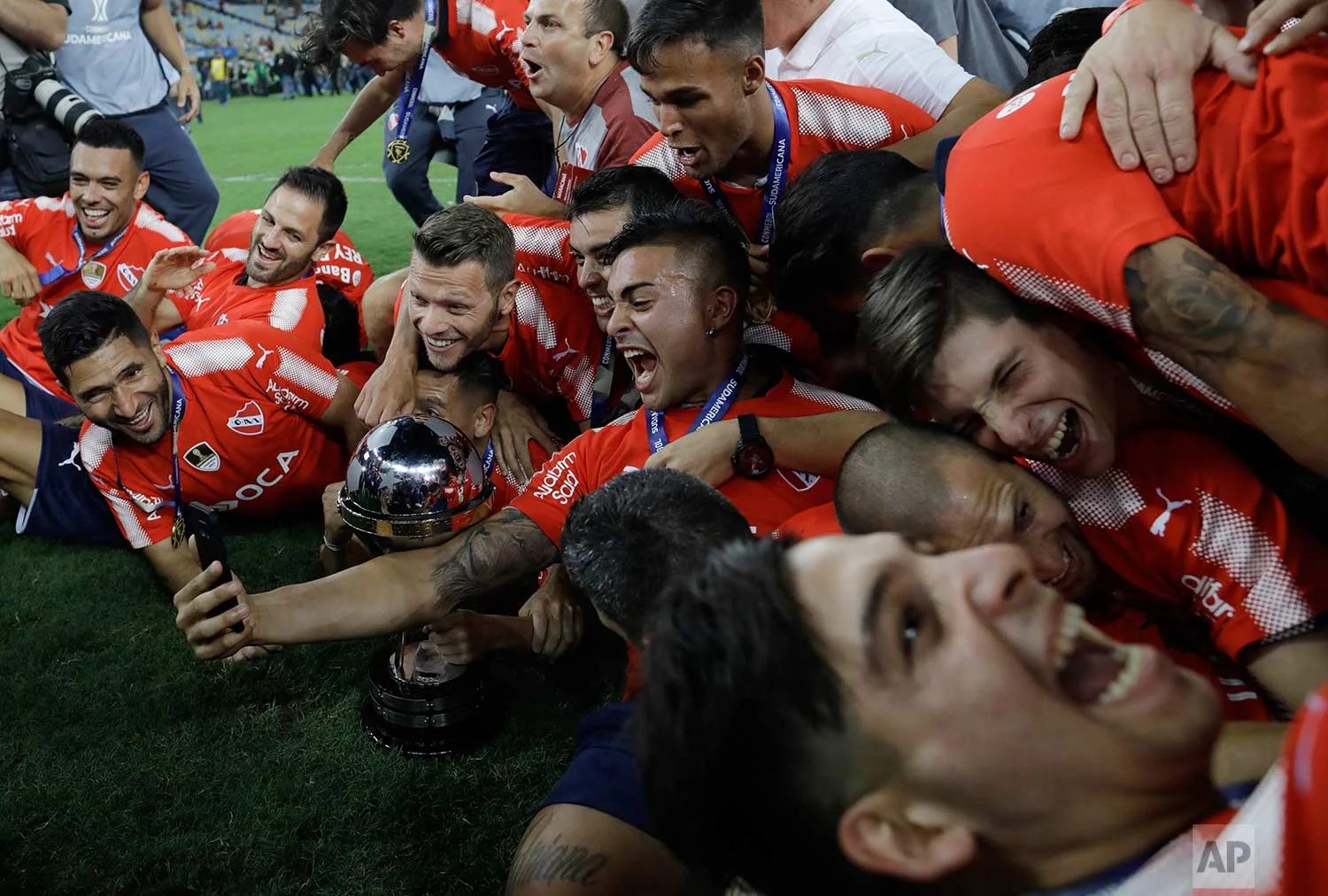Argentina's Independiente celebrates winning the Copa Sudamericana championship title after tying 1-1 with Brazil's Flamengo at Maracana stadium in Rio de Janeiro, Brazil, Wednesday, Dec. 13, 2017. (AP Photo/Leo Correa)