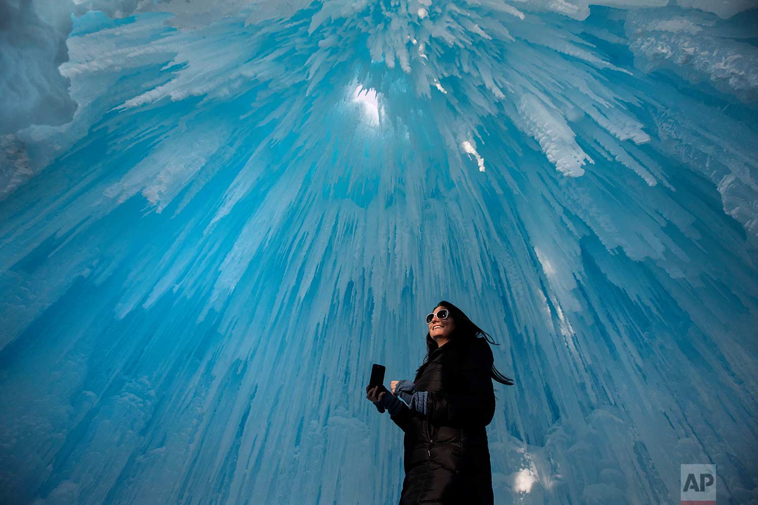  Deanne Ferguson looks at icicles during a tour of the Ice Castles attraction in Edmonton, Alberta, Canada on Thursday, Jan. 4, 2018. (Jason Franson/The Canadian Press via AP) 