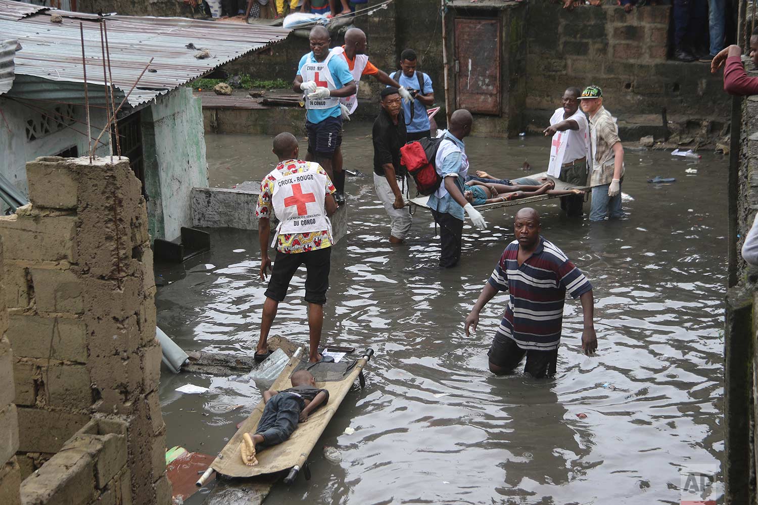  Rescue workers remove bodies of children following floods in Kinshasa, Democratic Republic of Congo, Thursday, Jan. 4, 2018, after a night of heavy rains. Authorities in Congo say dozens have died in and around the capital. (AP Photo/John Bompengo) 