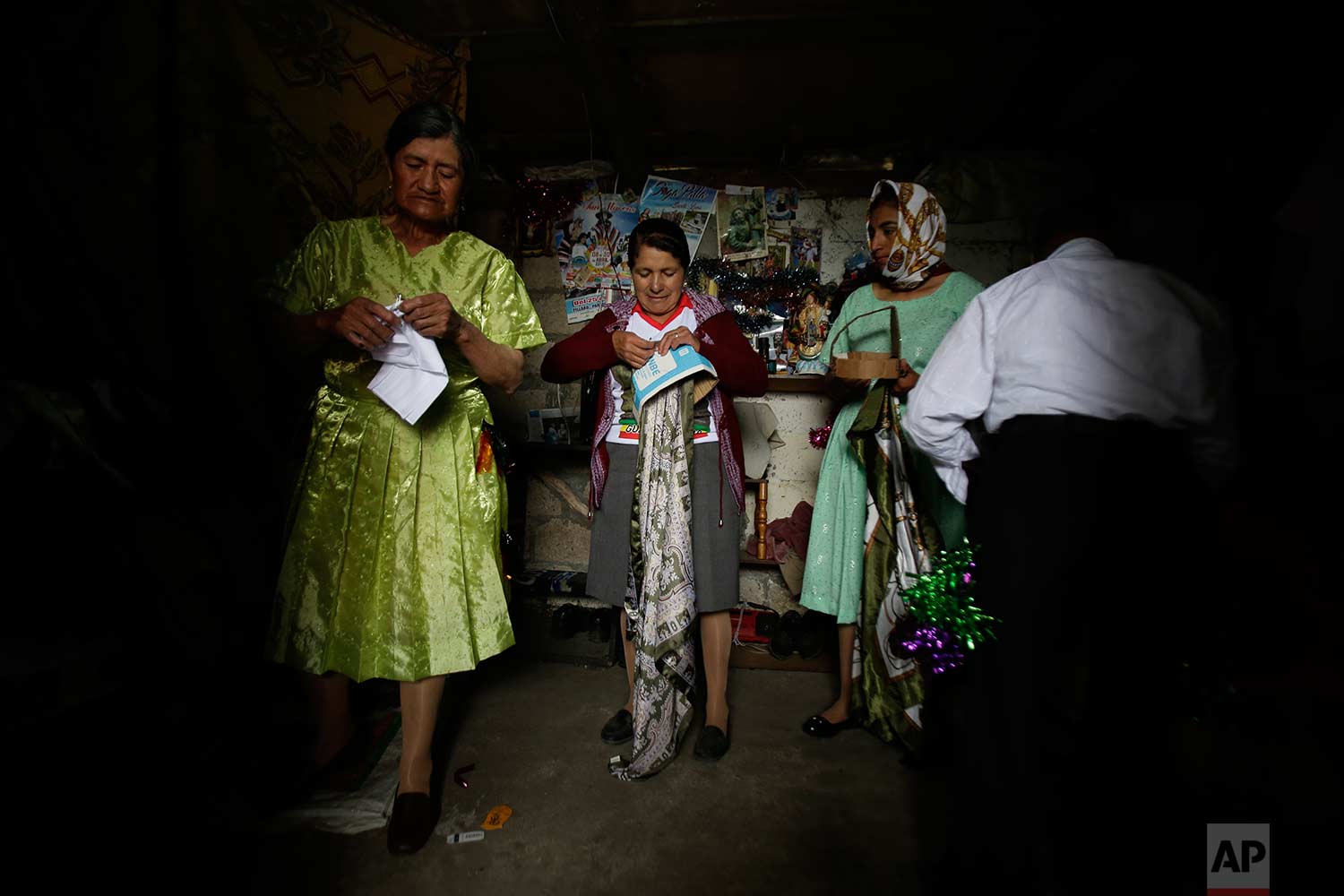  Women ready for the traditional New Year's festival known as "La Diablada", in Pillaro, Ecuador, Friday, Jan. 5, 2018. (AP Photo/Dolores Ochoa) 