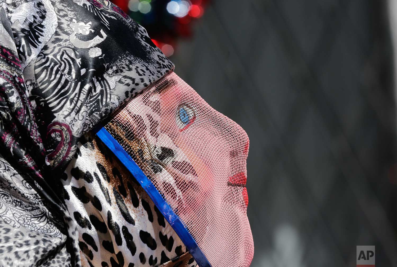  A person dons a wire mesh mask representing the more affluent during the traditional New Year's festival known as "La Diablada", in Pillaro, Ecuador, Friday, Jan. 5, 2018. (AP Photo/Dolores Ochoa) 