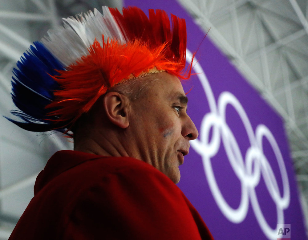  A fan of the Dutch speedsters wears a wig in the colors of the Dutch flag as he waits for the start of the women's 1500 meters speedskating race at the Gangneung Oval at the 2018 Winter Olympics in Gangneung, South Korea, Monday, Feb. 12, 2018. (AP 