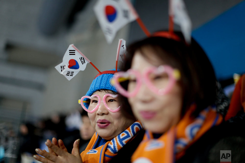  A spectator wearing a South Korean flag watches the mixed doubles semi-final curling match between Russian athletes and Switzerland at the 2018 Winter Olympics in Gangneung, South Korea, Monday, Feb. 12, 2018. (AP Photo/Natacha Pisarenko) 