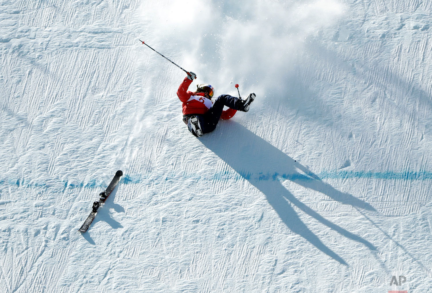  Tess Ledeux, of France, crashes during the women's slopestyle qualifying at Phoenix Snow Park at the 2018 Winter Olympics in Pyeongchang, South Korea, Saturday, Feb. 17, 2018. (AP Photo/Gregory Bull) 