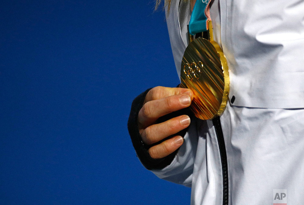  Women's slopestyle gold medalist Jamie Anderson, of the United States, holds her medal during a medal ceremony at the 2018 Winter Olympics in Pyeongchang, South Korea, Monday, Feb. 12, 2018. (AP Photo/Patrick Semansky) 