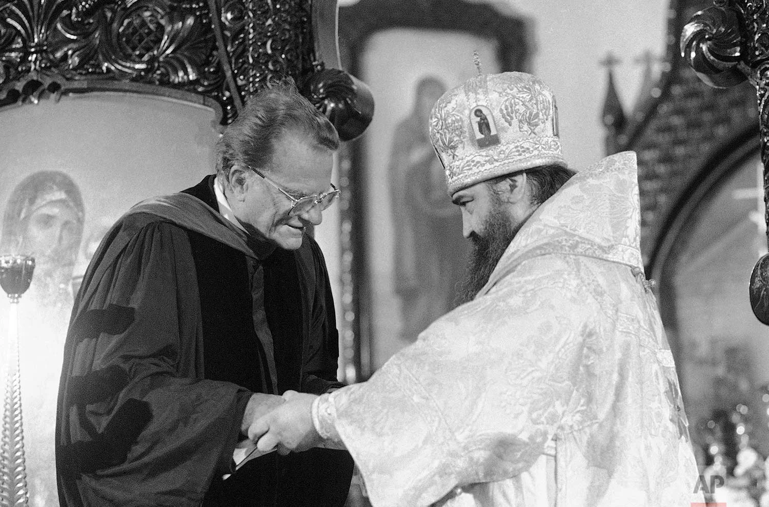 Metropolitan Filaret of Moscow, right, greets the Rev. Dr. Billy Graham just before the American evangelist addressed 300 Russian Orthodox members of the Church of the Resurrection in Moscow Sunday, Sept. 16, 1984. (AP Photo/Boris Yurchenko)