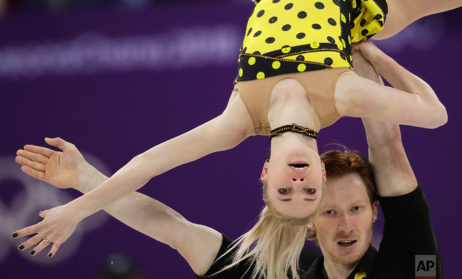  Russian skaters Evgenia Tarasova and Vladimir Morozov perform in the pairs free skate figure skating final in the Gangneung Ice Arena at the 2018 Winter Olympics in Gangneung, South Korea, Thursday, Feb. 15, 2018. (AP Photo/Bernat Armangue) 