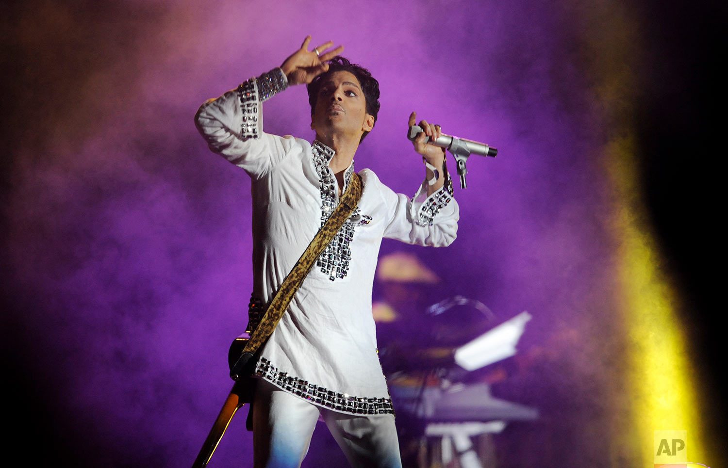  Prince performs during his headlining set on the second day of the Coachella Valley Music and Arts Festival in Indio, Calif., Saturday, April 26, 2008. (AP Photo/Chris Pizzello) 