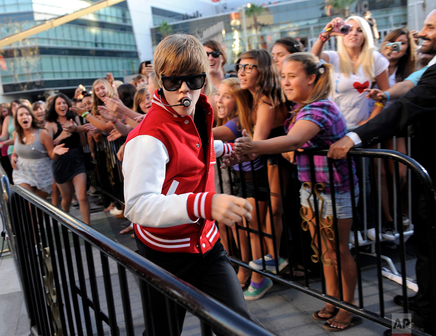  Justin Bieber performs at the MTV Video Music Awards on Sunday, Sept. 12, 2010 in Los Angeles. (AP Photo/Chris Pizzello) 