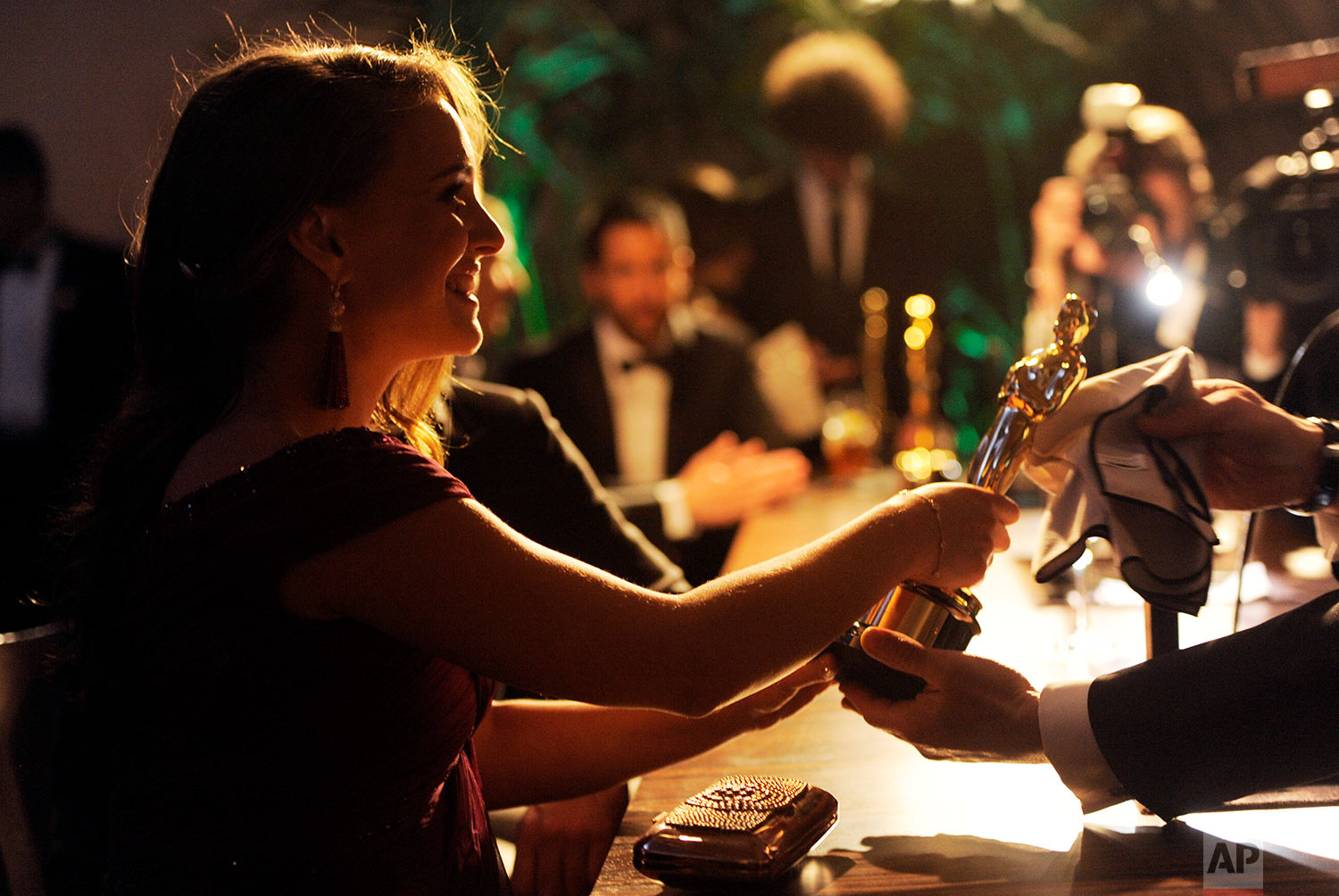  Natalie Portman shows off her Oscar at the Governors Ball following the 83rd Academy Awards on Sunday, Feb. 27, 2011, in the Hollywood section of Los Angeles. (AP Photo/Chris Pizzello) 