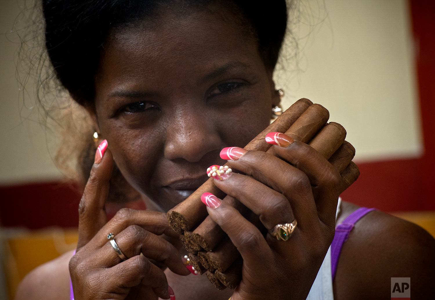 Известные кубинские. Колумбийские сигары. Куба сигары. Кубинская девушка с сигарой. Кубинский плантатор.