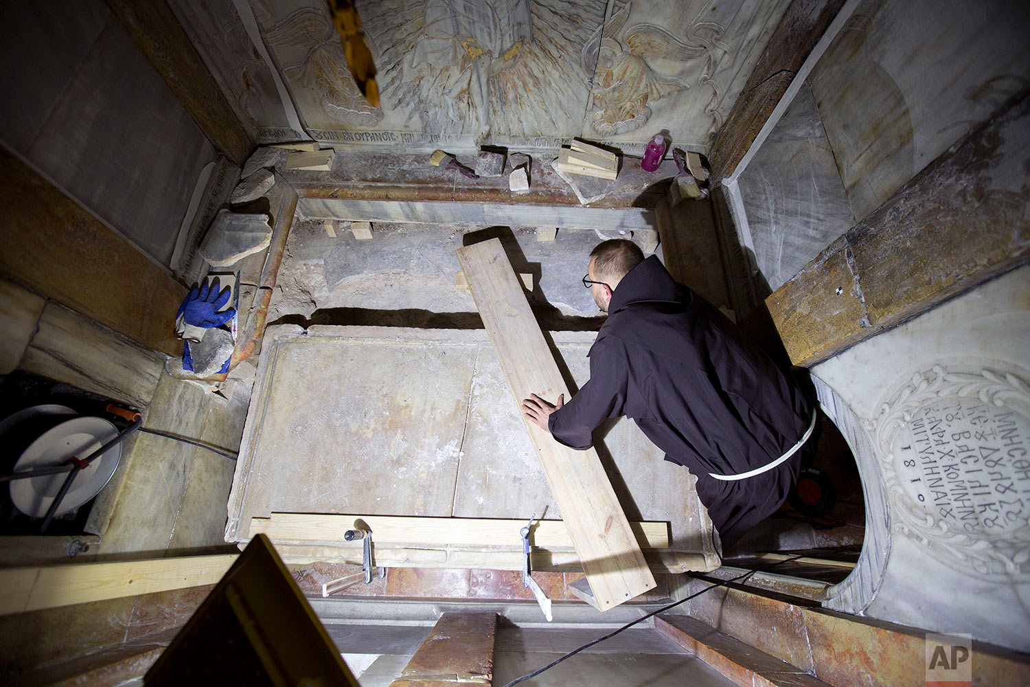  A priest looks at Jesus' tomb in the Church of the Holy Sepulchre in Jerusalem's old city in Jerusalem, Israel,  Thursday, Oct. 27, 2016. (AP Photo/Oded Balilty) 