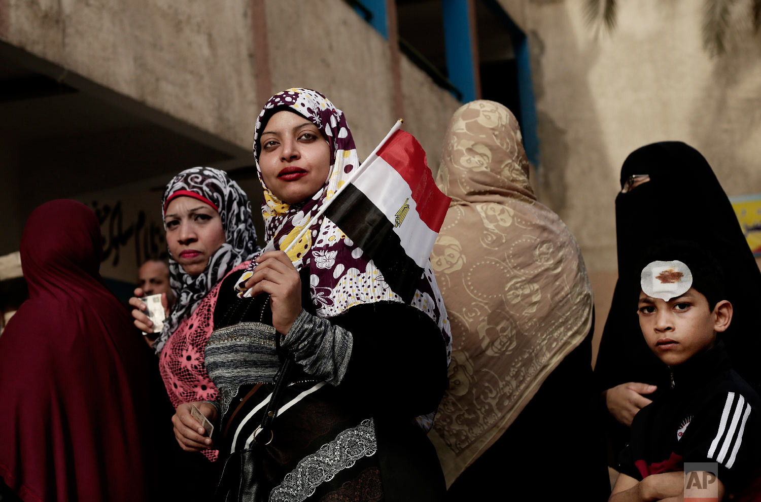  Women wait in line to vote outside a polling station at a school in the Omraniyah district of Giza, Egypt Tuesday, March 27, 2018. (AP Photo/Nariman El-Mofty) 