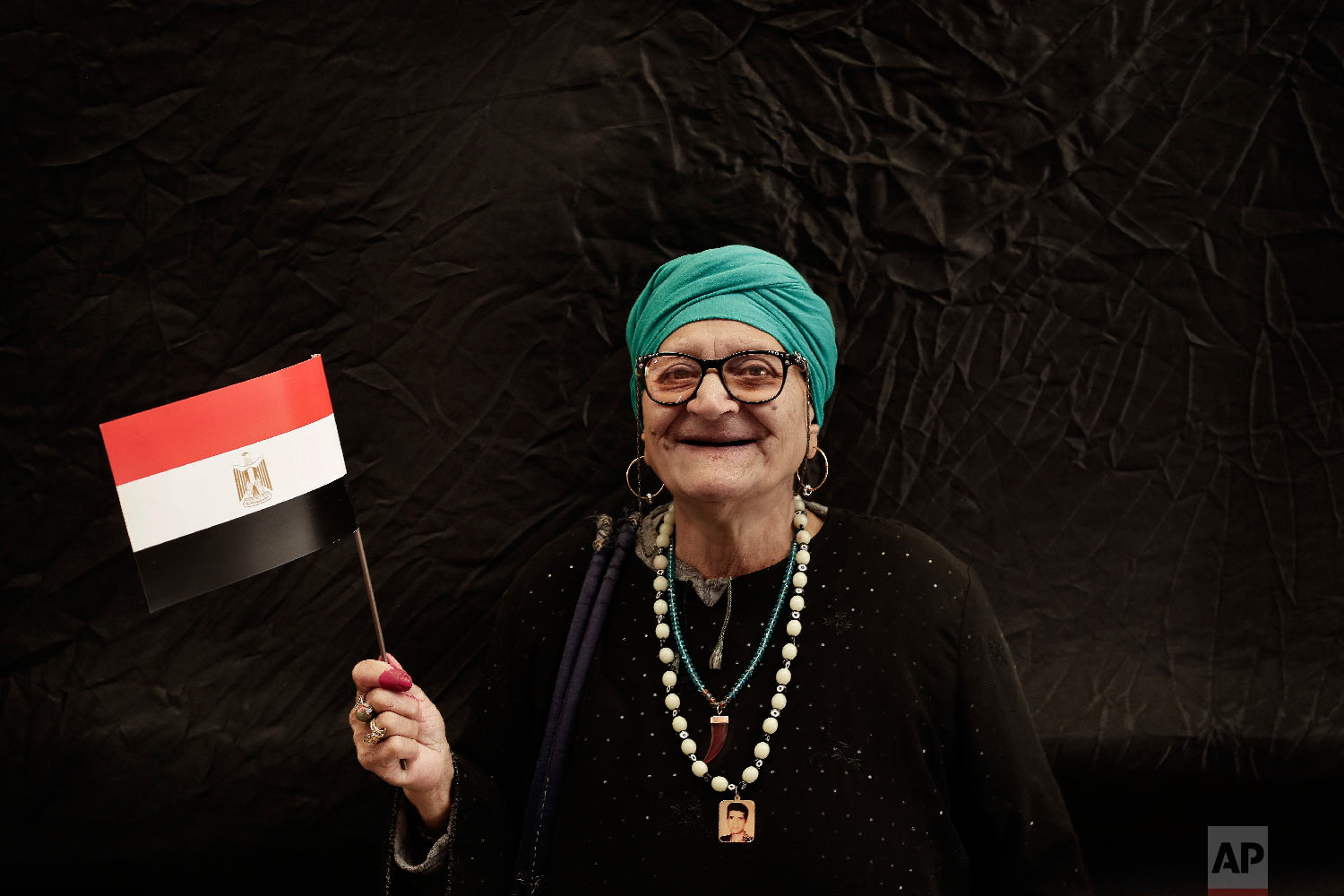  A woman poses for a photo after voting during the first day of the presidential election outside a polling site in Cairo, Egypt, Monday, March 26, 2018. (AP Photo/Nariman El-Mofty) 