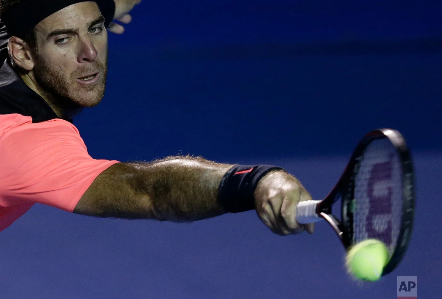 Argentina's Juan Martin del Potro returns a ball from South Africa's Kevin Anderson in the men's final at the Mexican Tennis Open in Acapulco, Mexico, March 3, 2018.(AP Photo/Rebecca Blackwell)