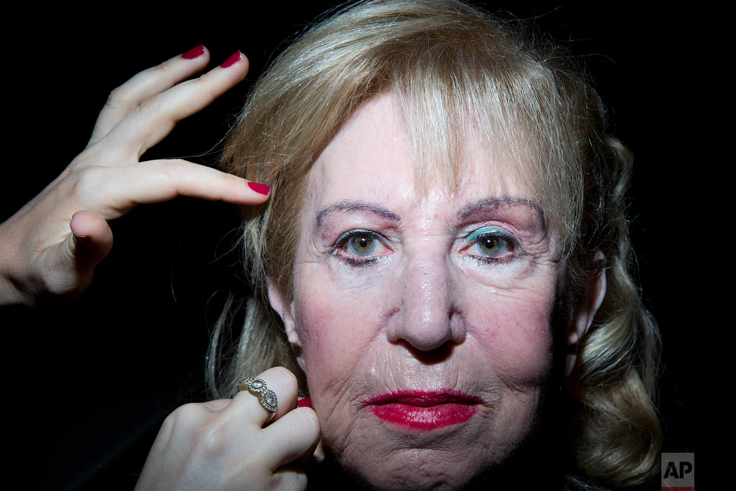  Holocaust survivor Leah Grinberg, 80, gets her hair done during a Beauty Heroines event in Ramat Gan, Israel, Monday, April 9, 2018.  (AP Photo/Oded Balilty) 