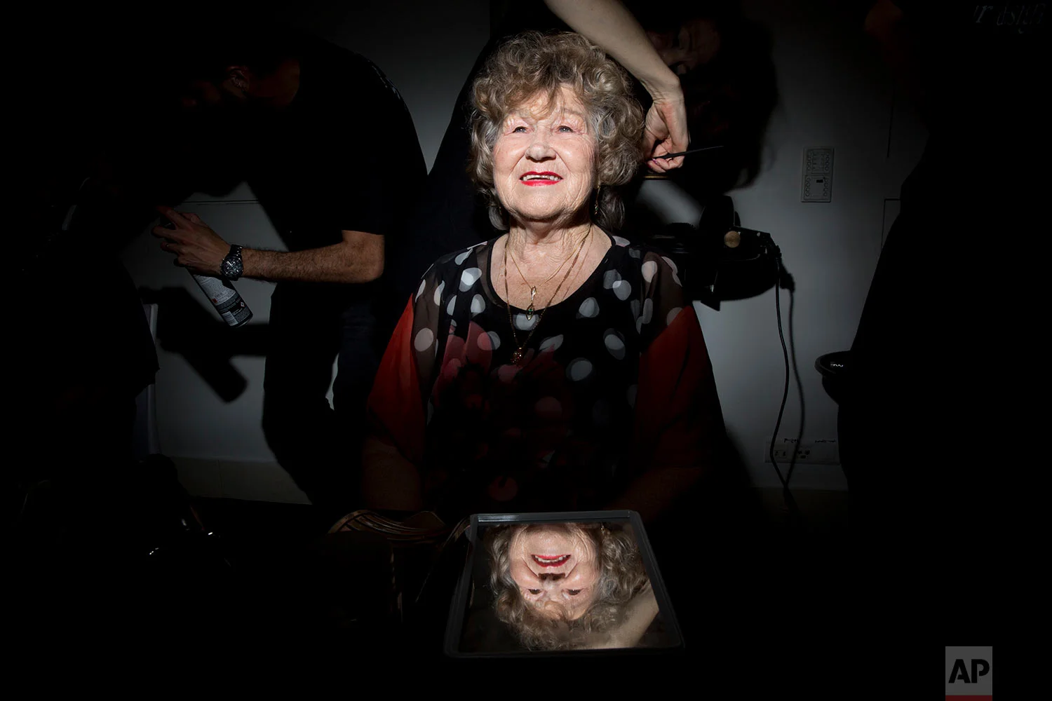  Holocaust survivor Shoshana Reshef, 82, gets her hair done during a Beauty Heroines event in Ramat Gan, Israel, Monday, April 9, 2018.  AP Photo/Oded Balilty) 