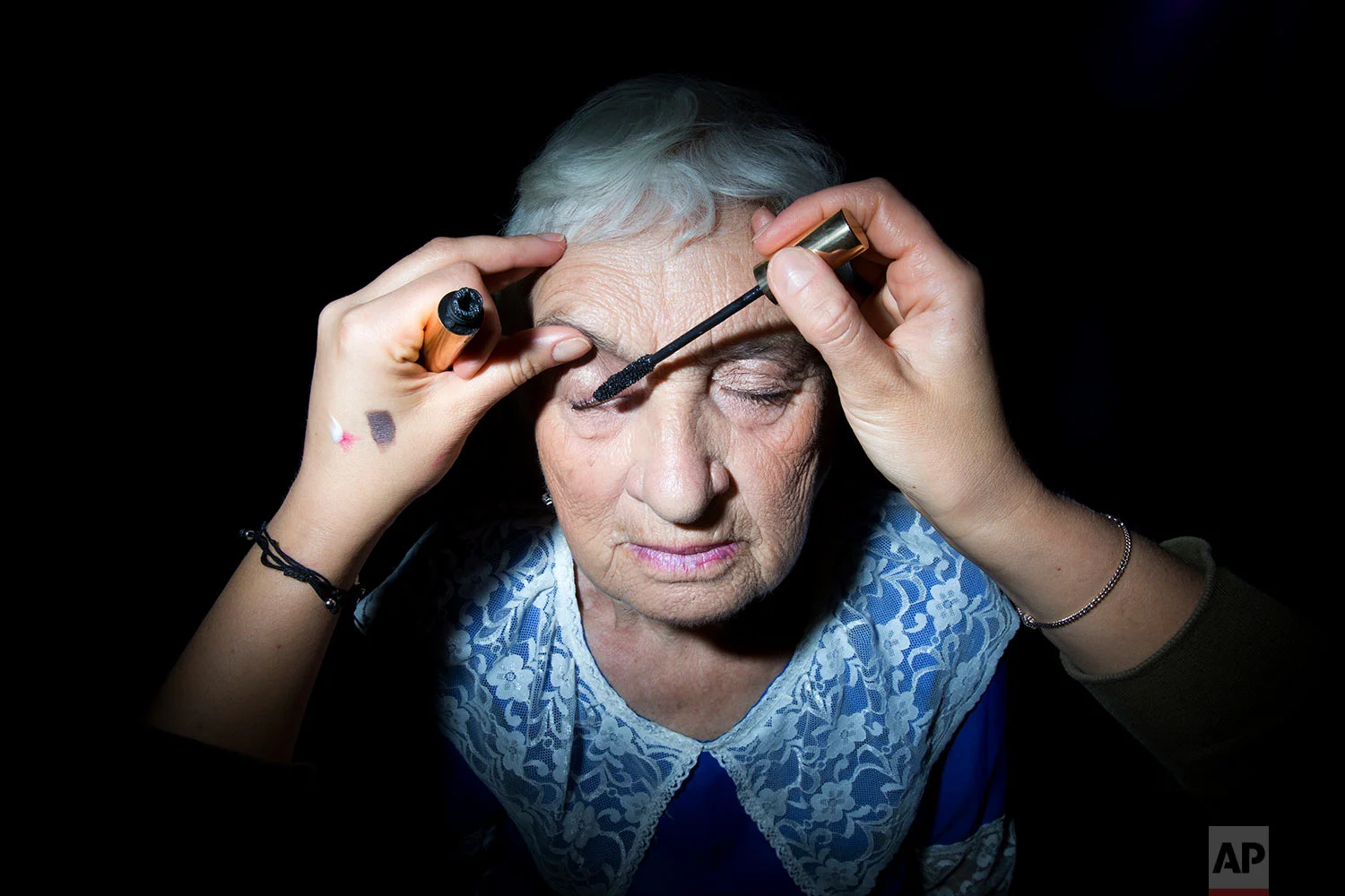  Holocaust survivor Elizabeth Rudich, 86, gets her makeup ready during a Beauty Heroines event in Ramat Gan, Israel, Monday, April 9, 2018.  (AP Photo/Oded Balilty) 