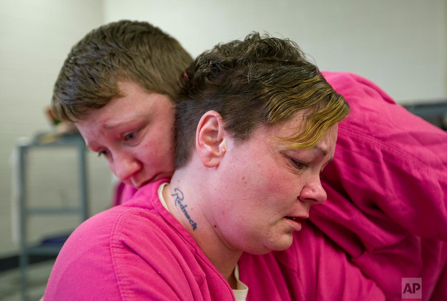  Mary Sammons, foreground, is comforted in the Campbell County Jail in Jacksboro, Tenn., Wednesday, March 28, 2018, by cellmate Blanche Ball, days after Sammons learned that her 20-year-old son was murdered in Kentucky. (AP Photo/David Goldman) 