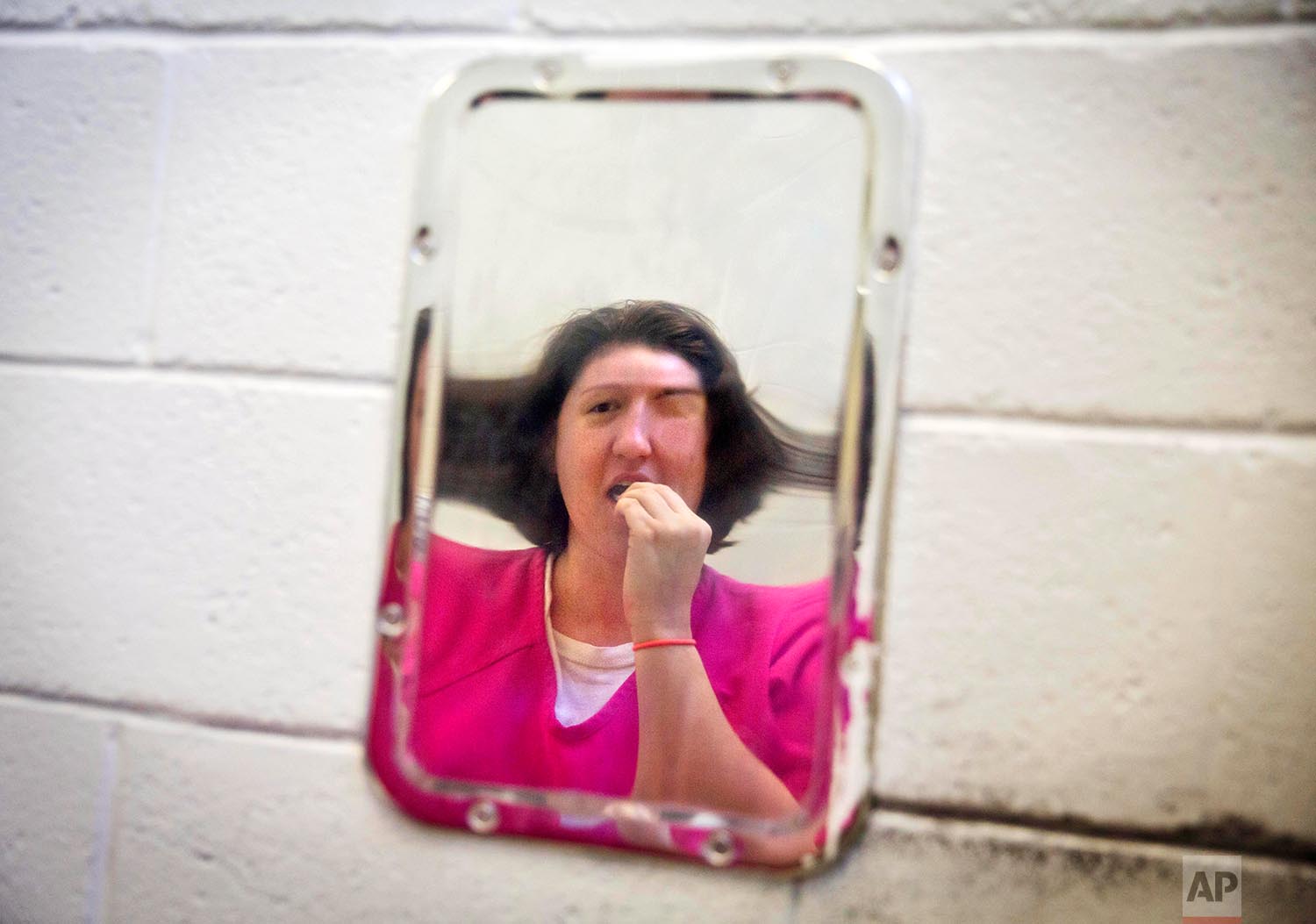  Samantha Marlow brushes her teeth while looking in a distorted metal mirror in her cell at the Campbell County Jail in Jacksboro, Tenn., Tuesday, May 8, 2018. (AP Photo/David Goldman)    