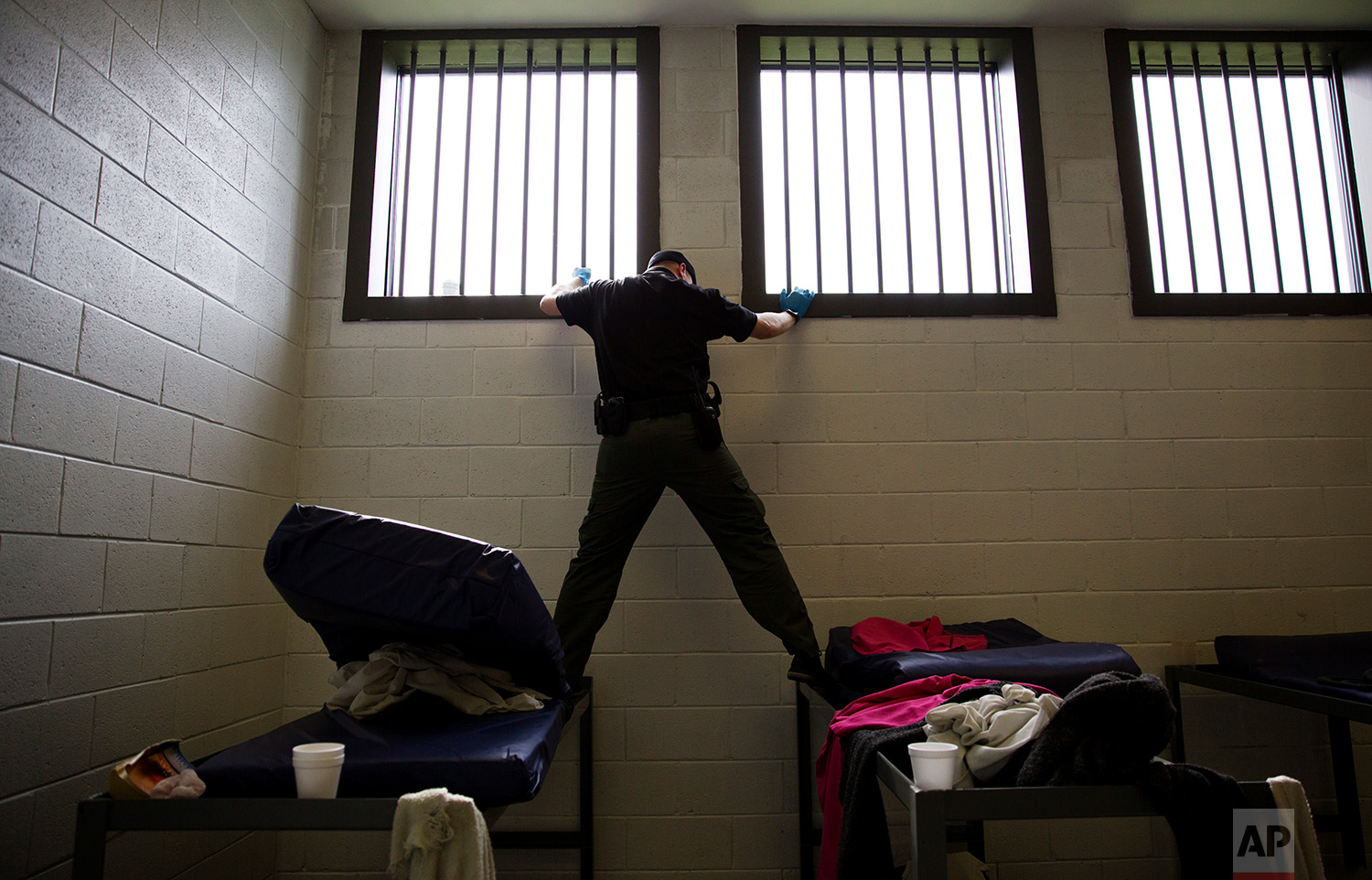  A correctional officer searches a cell on suspicion that meth was snuck into the Campbell County Jail in Jacksboro, Tenn., Wednesday, March 28, 2018. (AP Photo/David Goldman)    