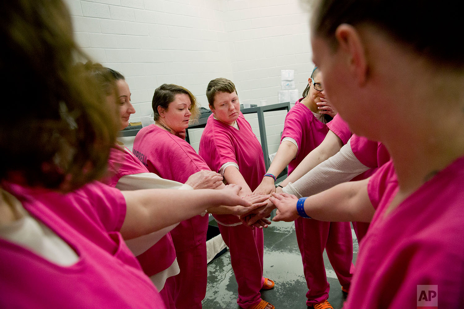  Cellmates Elsie Kniffen, from left, Mary Sammons, Blanche Ball and Sarai Keelean, join hands after a prayer in the Campbell County Jail in Jacksboro, Tenn., Tuesday, March 20, 2018. AP Photo/David Goldman) 