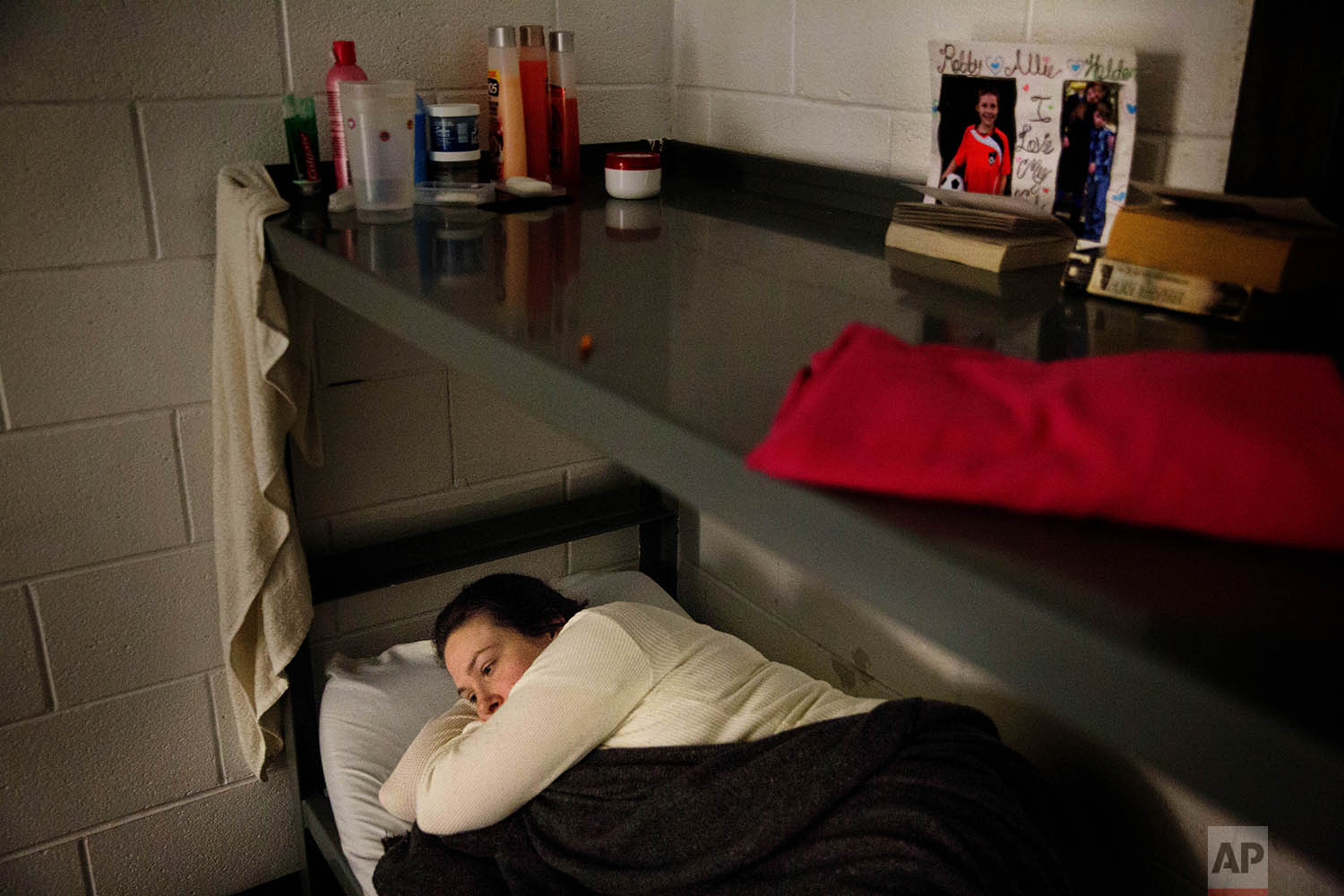  Krystle Sweat lies in bed before falling asleep in her cell at the Campbell County Jail in Jacksboro, Tenn., Monday, April 23, 2018. (AP Photo/David Goldman) 