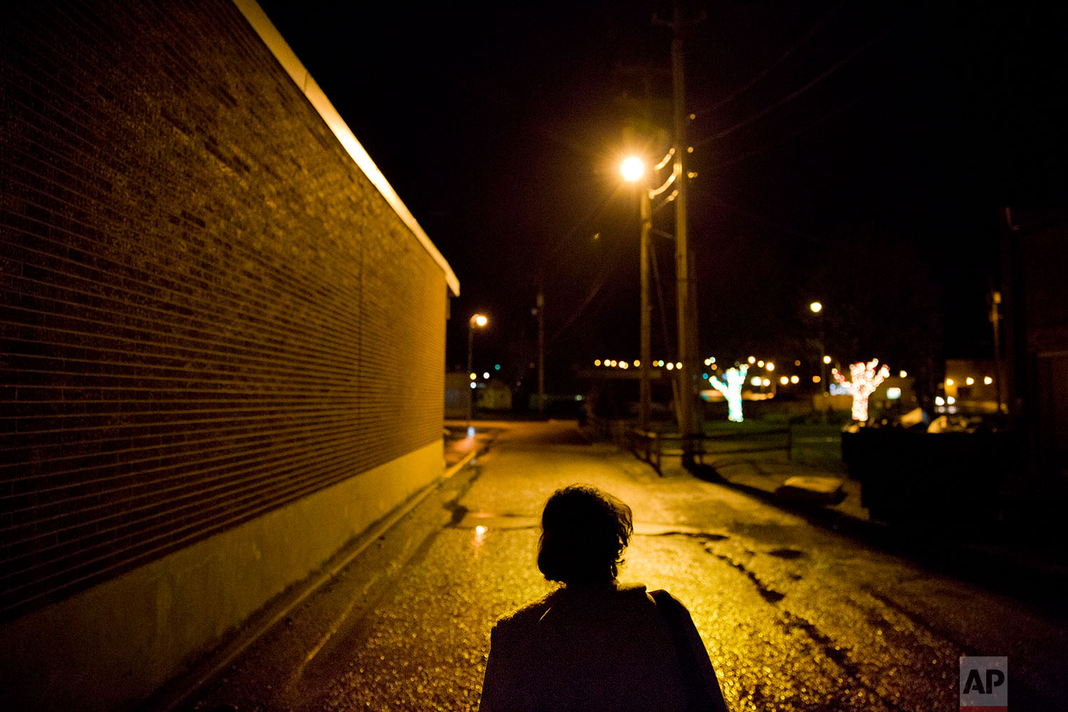  Tammy Perry walks through the street in LaFollette, Tenn., where she is currently staying after getting out of jail, Monday, April 23, 2018. (AP Photo/David Goldman) 