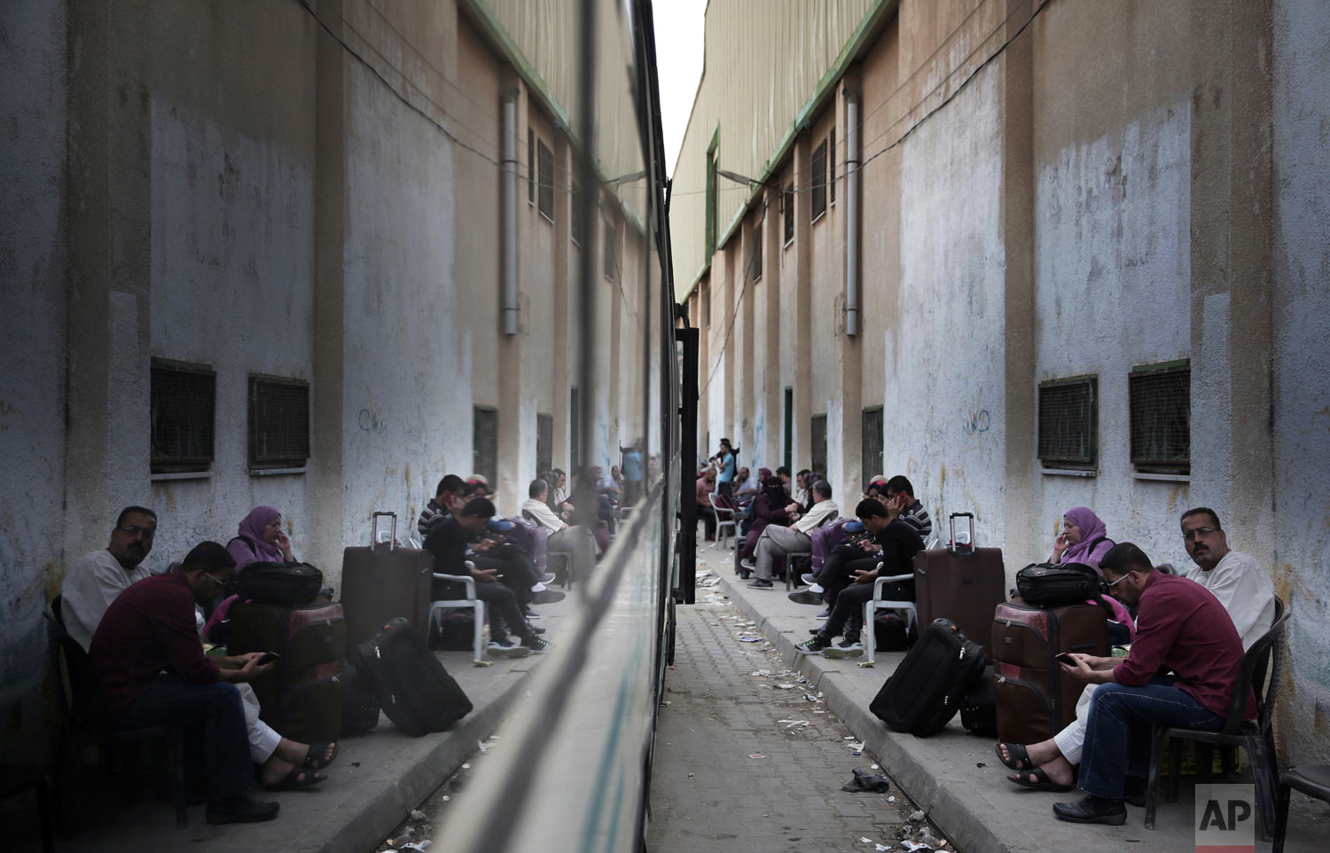 Palestinians wait to cross the border to the Egyptian side at the Rafah crossing, in the southern Gaza Strip, Saturday, May 19, 2018. Egypt's President Abdel Fatah el-Sissi says he has ordered the Rafah crossing point with Gaza strip be opened for the whole Muslim holy month of Ramadan, the longest time since Hamas took over the territory in 2007. (AP Photo/ Khalil Hamra)