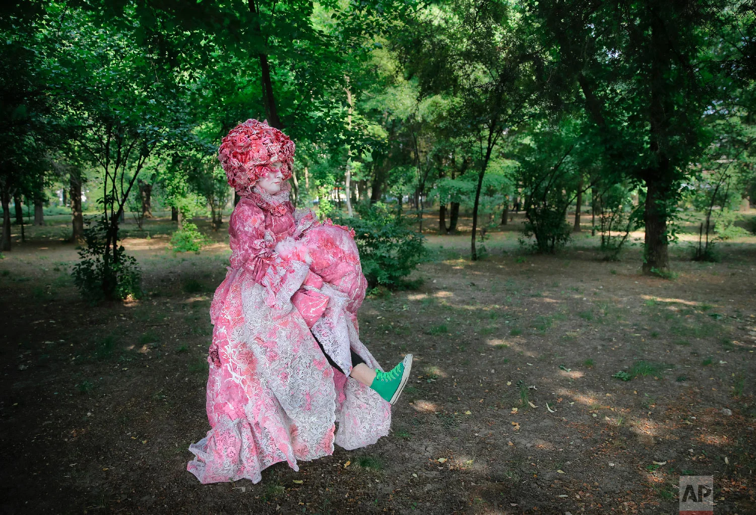Tania Met, of Spain's Gardener's theatre rehearses her moves for the Rosita character during the Living Statues International Festival, in Bucharest, Romania on May 27, 2018 (AP Photo/Vadim Ghirda)