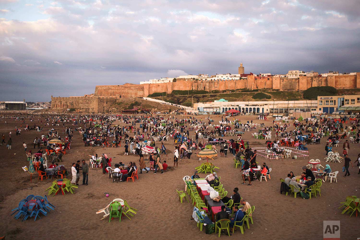  People gather on the beach before sunset to break their fast in the holy month of Ramadan, Rabat, Morocco, Saturday, June 9, 2018. (AP Photo/Mosa'ab Elshamy) 