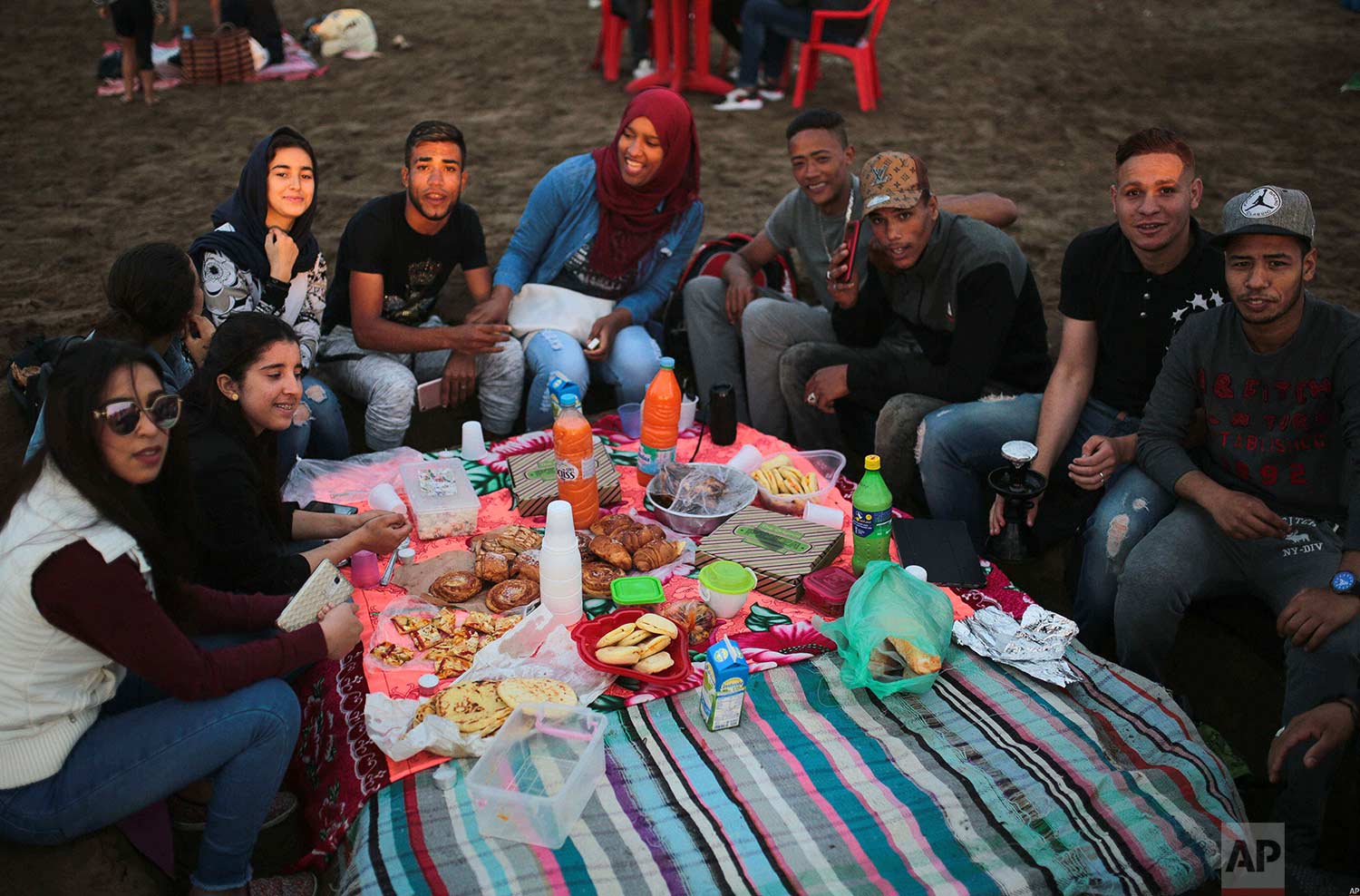  Friends gather to break their fast on the beach in the holy month of Ramadan, Rabat, Morocco, Saturday, June 9, 2018. (AP Photo/Mosa'ab Elshamy) 