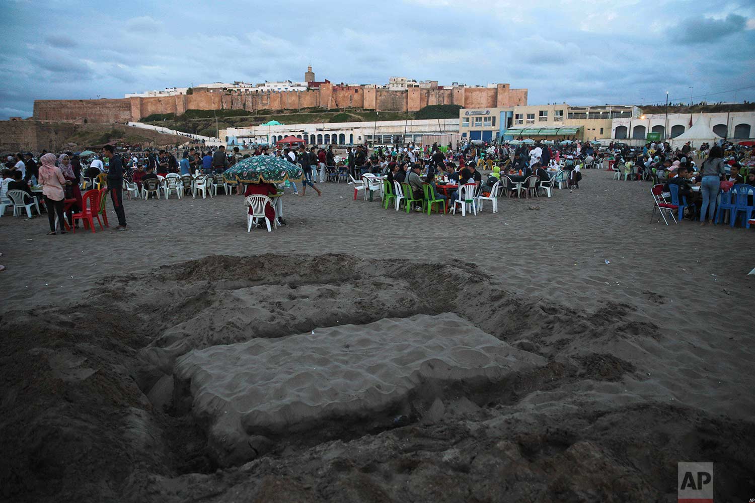  A table made of sand is prepared for friends and families to use to break their fast on the beach in the holy month of Ramadan, in Rabat, Morocco, Saturday, June 9, 2018. (AP Photo/Mosa'ab Elshamy) 