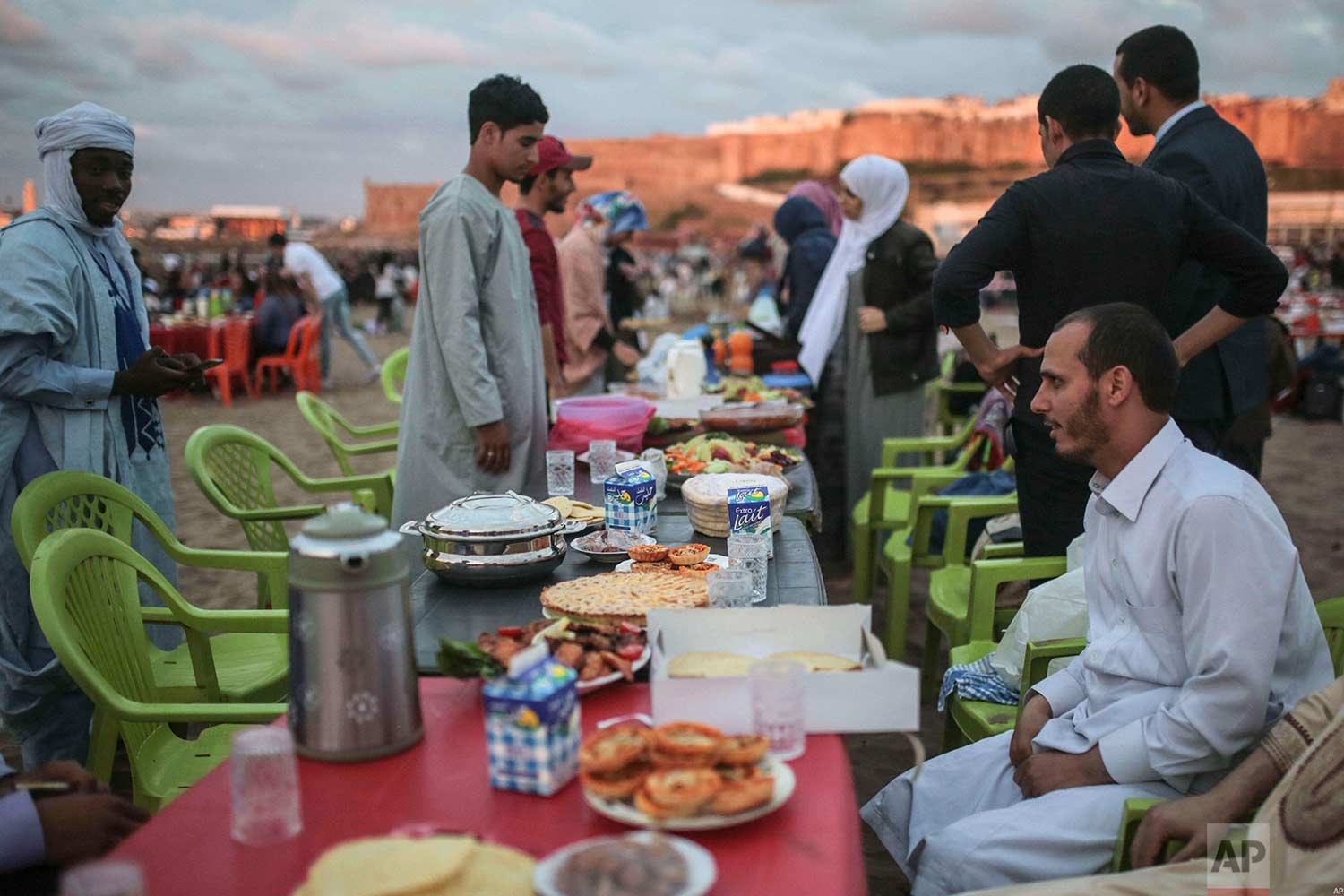  People wait to break their fast on the beach in the holy month of Ramadan, in Rabat, Morocco, Saturday, June 9, 2018. (AP Photo/Mosa'ab Elshamy) 