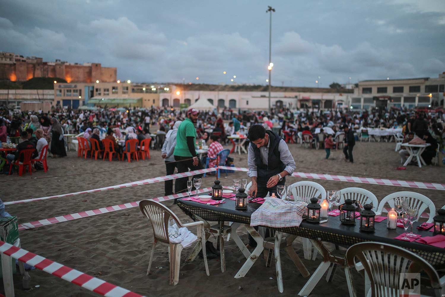  A man prepares a table for beachgoers to break their fast in the holy month of Ramadan, in Rabat, Morocco, Saturday, June 9, 2018. (AP Photo/Mosa'ab Elshamy) 